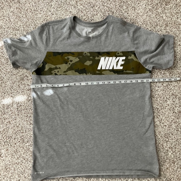 nike tee, dri-fit, like new, 65%cotton and 35% polyester - Picture 2 of 5